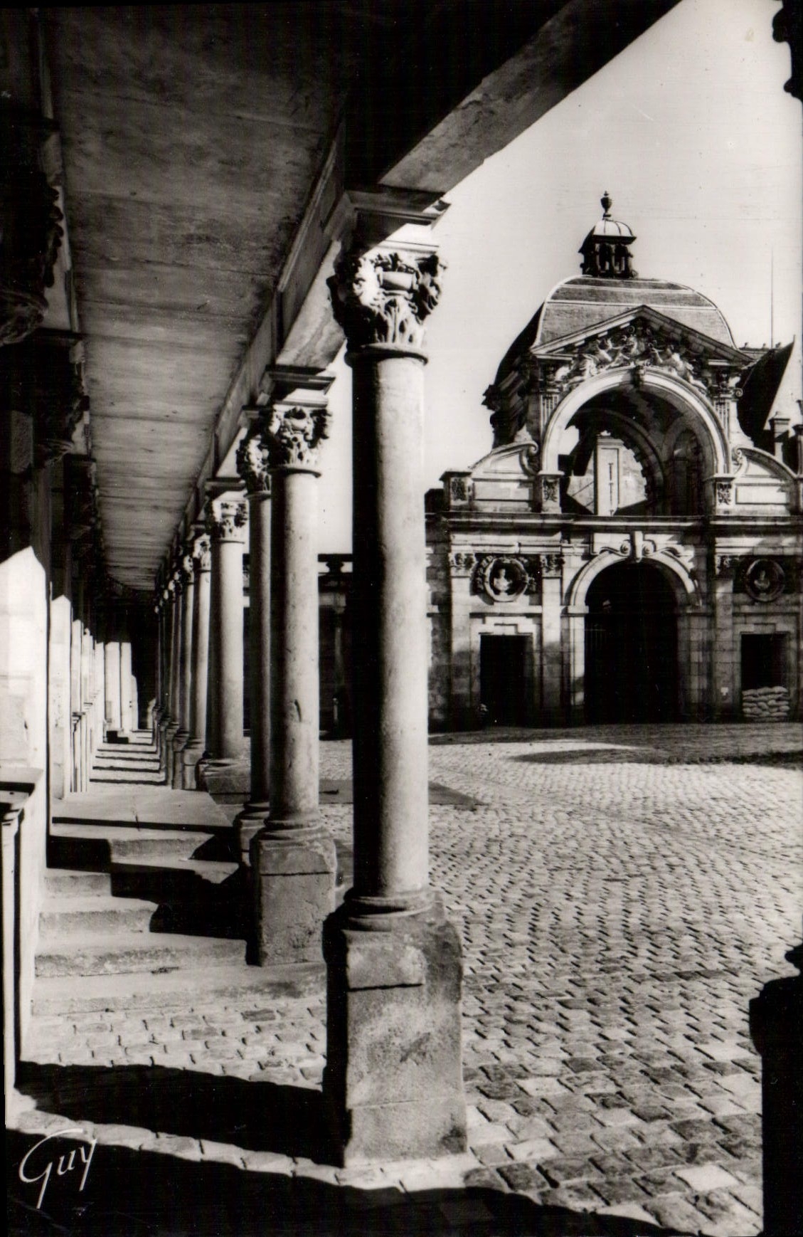Fontainebleau — Cour ovale et porte Dauphine, palais ou baptistère de Louis XIII — Éditeur Guy, n° 915