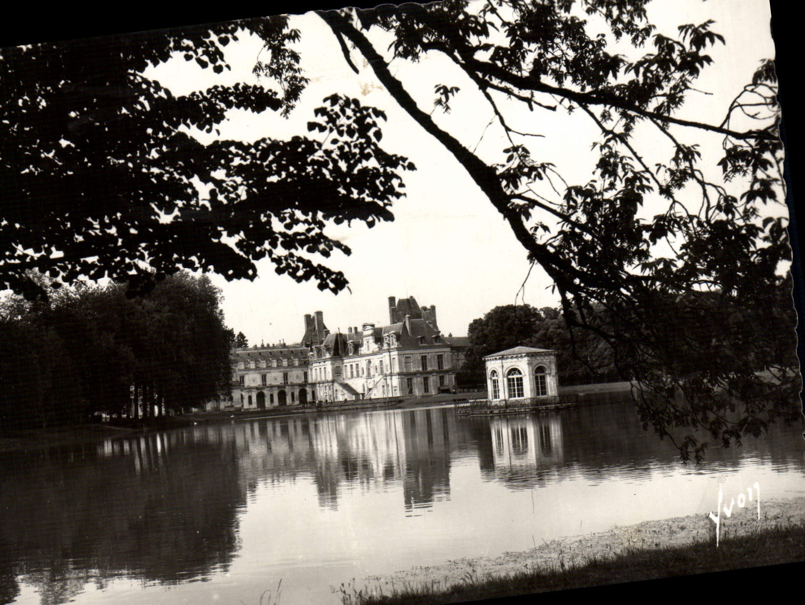 Fontainebleau (S.-et-M.) — Pałac — Jezioro z karpiami — Wydawnictwo « YVON », Paryż