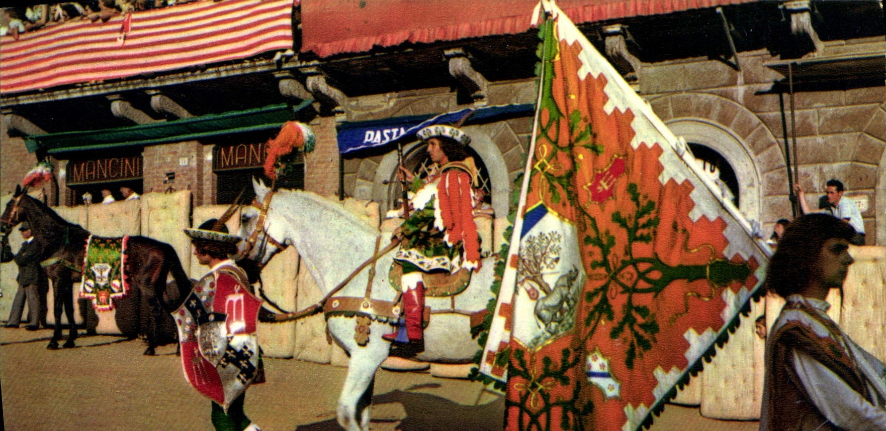 Sienne - Le Palio - Page Mage - Jockey montant le cheval de parade et cheval de course