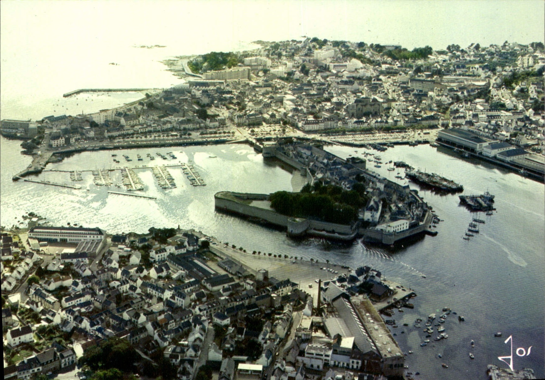 CPSM La Bretagne En Couleurs Concarneau Vue Generale Sur La Ville Et La Bale