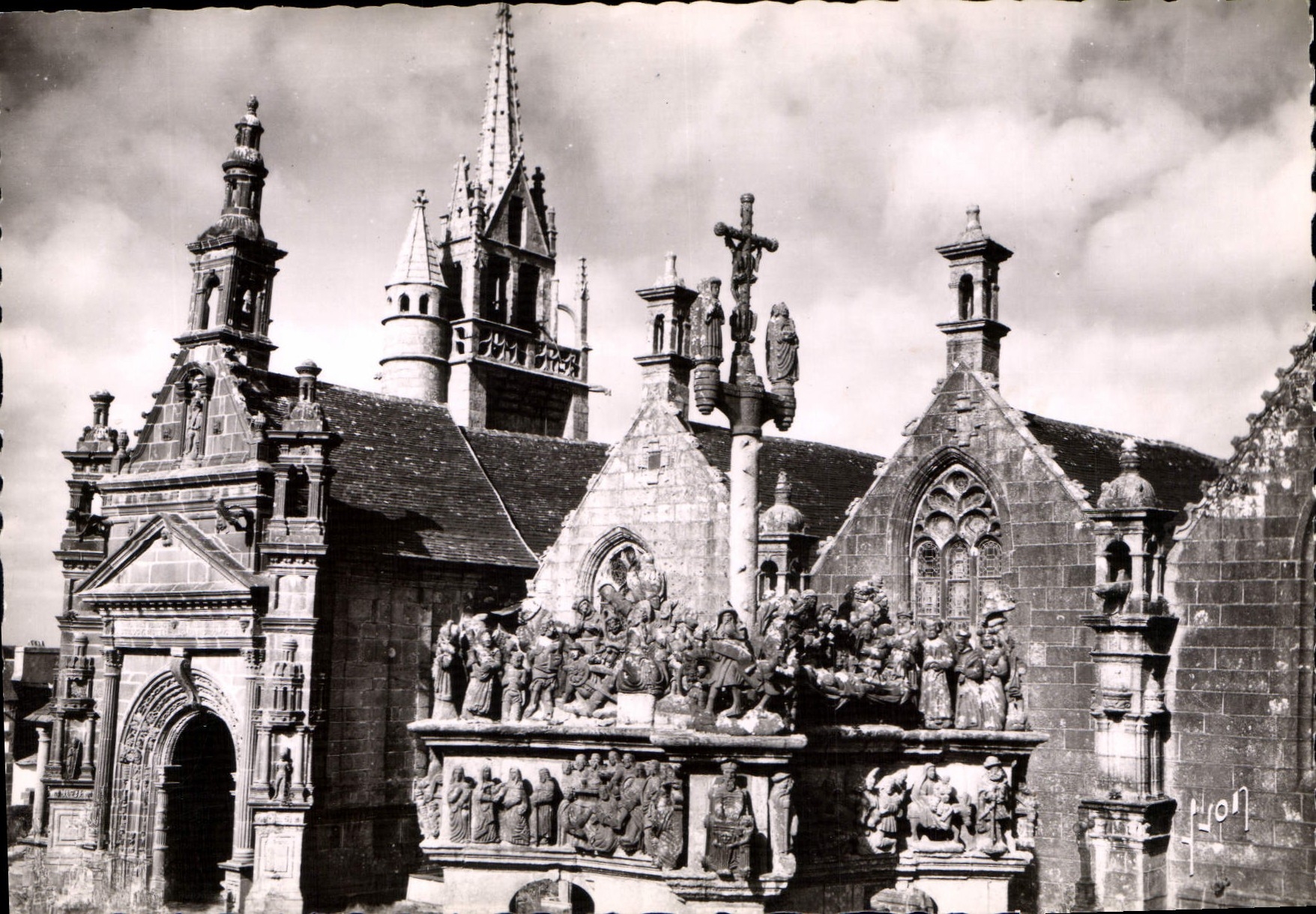 Guimiliau (Finistère) — Het Calvoire en de Kerk — Les Éditions d'Art, Parijs