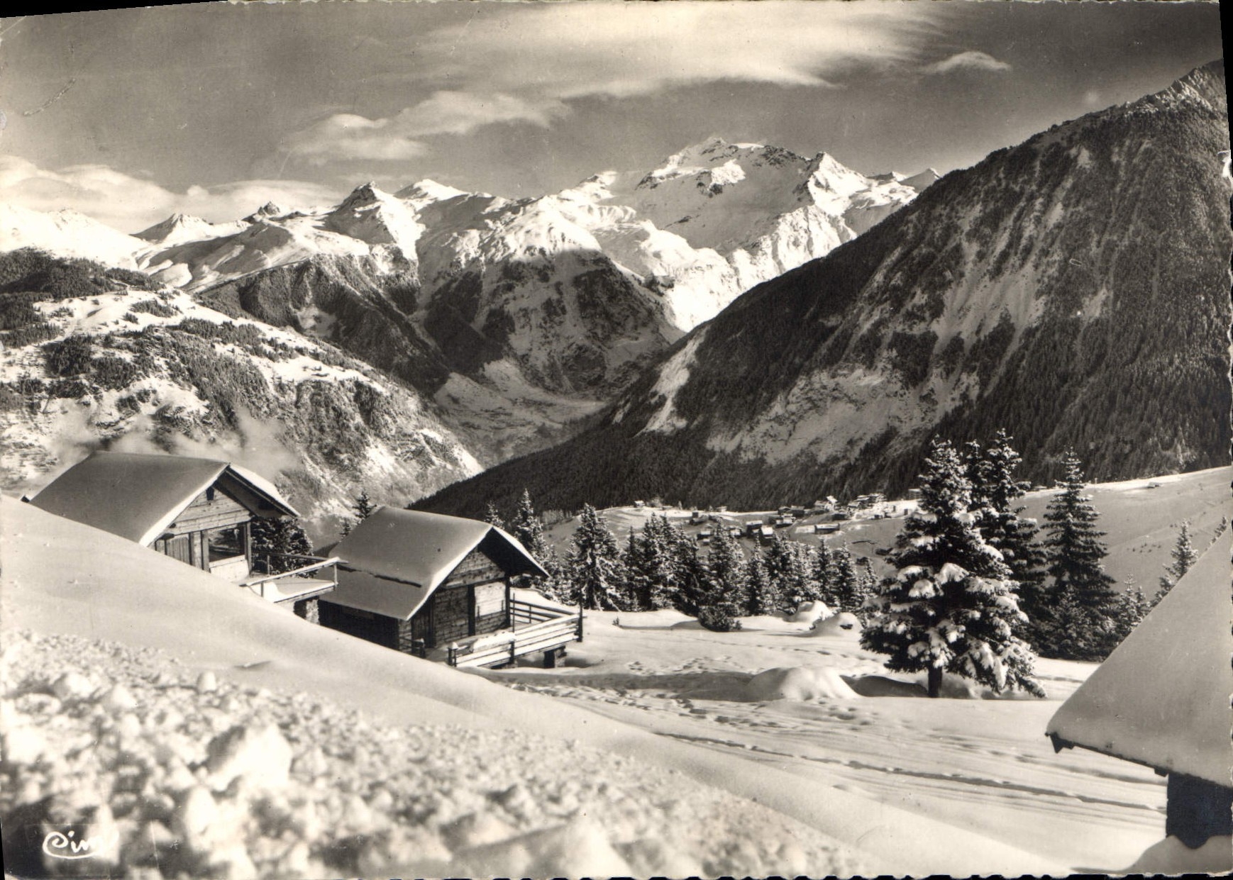 Village enneigé dans les Alpes — reproduction photographique — CIN (S.-et-L.)