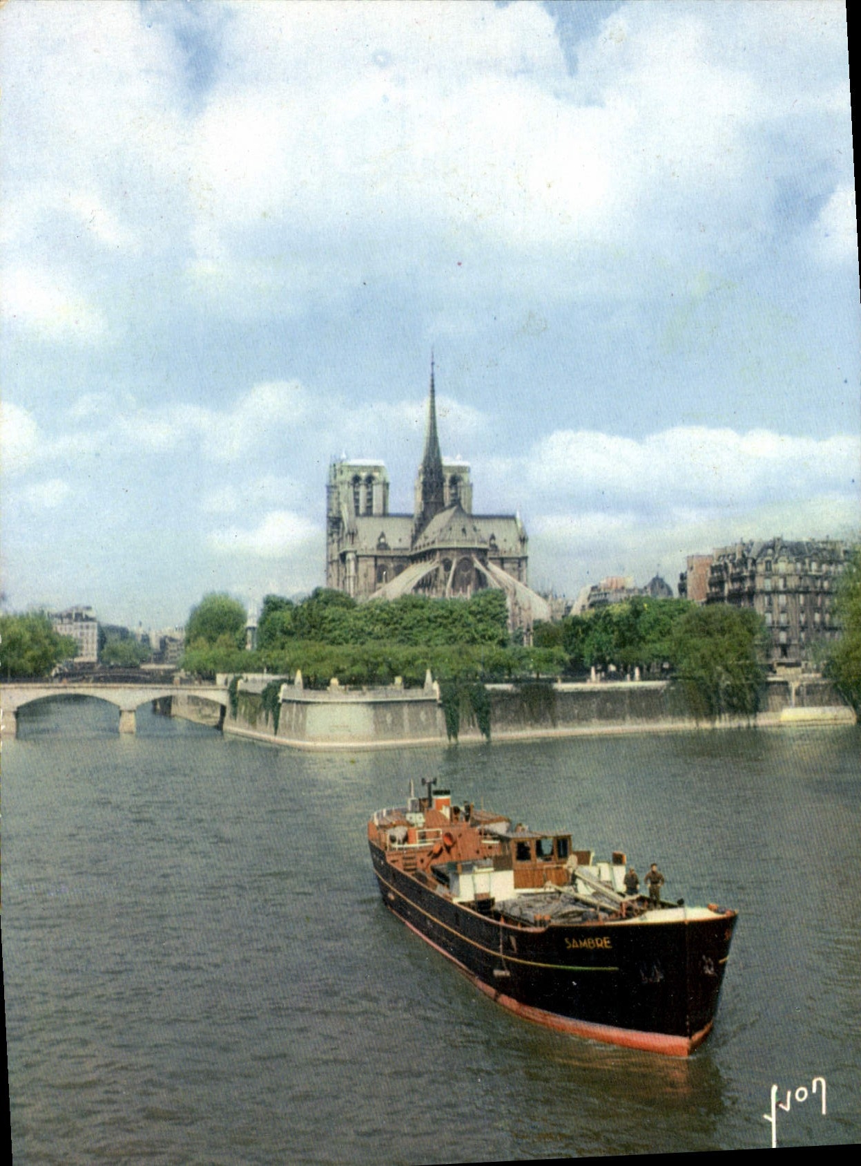 Notre-Dame de Paris — vue depuis la Seine avec le bateau Sambre — éditeur Couleurs et Lumière de France