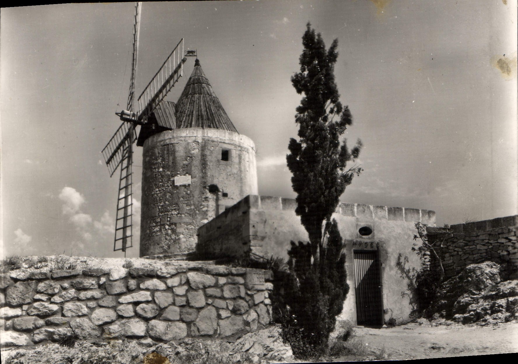 CPSM Paysages De Provence Le Moulin De Daudet Fontvieille
