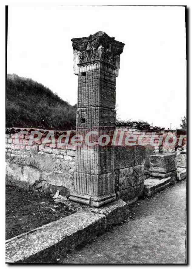 Fouilles de Glanum — Colonne grecque — Les Éditions de l'Économie, Bron (Rhône)