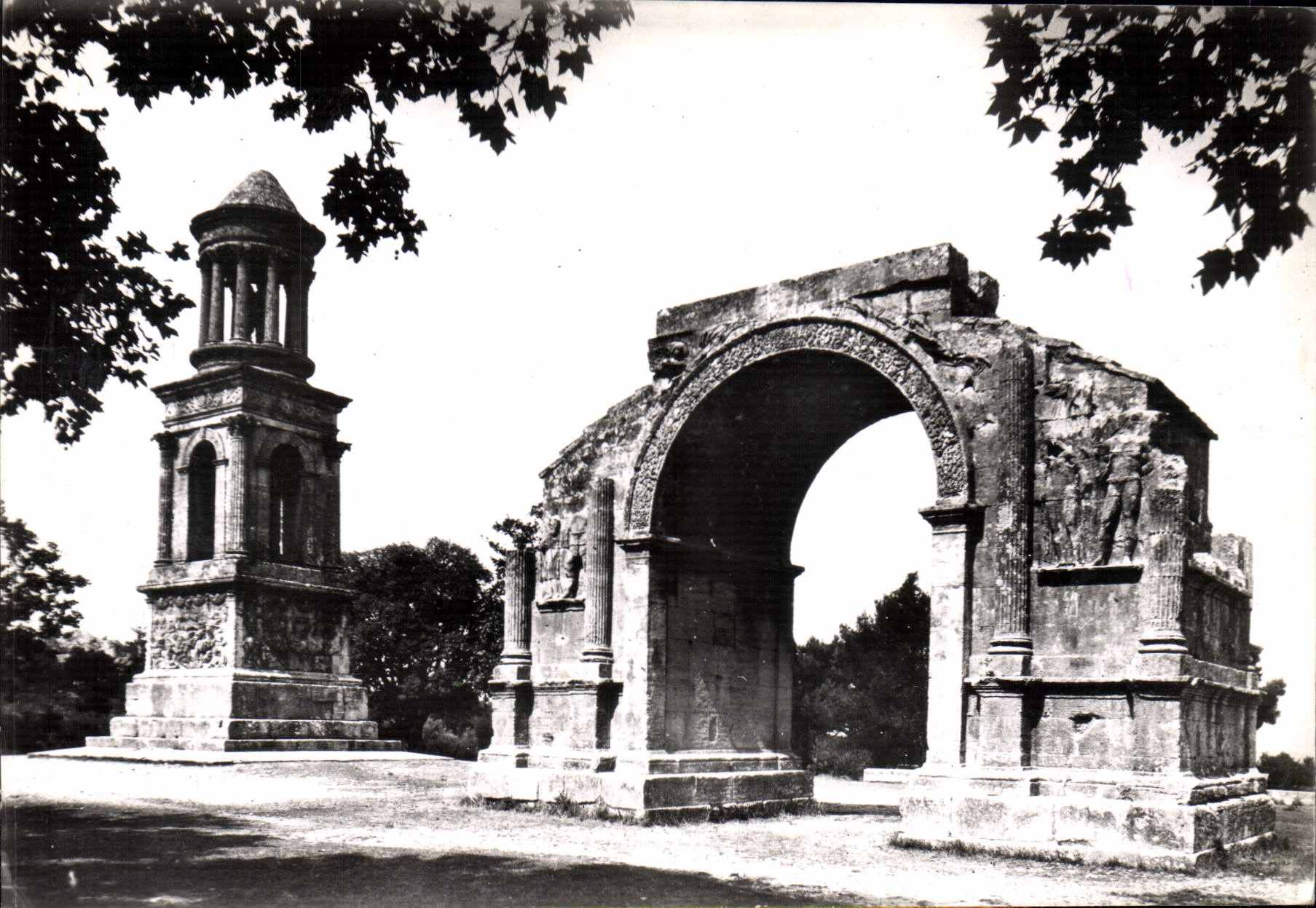 Saint-Rémy — Arc de Triomphe et Mausolée — Les Éditions du Chemin-Neuf, Lyon
