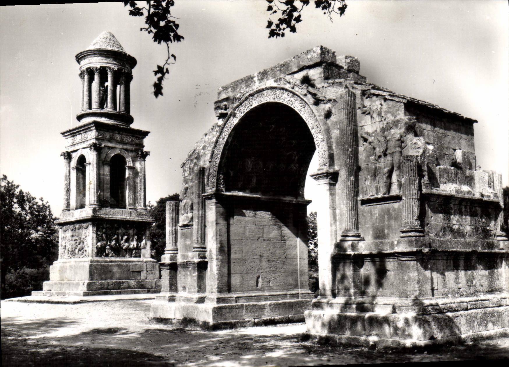 Les Antiques à Saint-Rémy — L'Arc de Triomphe et le Mausolée (1er siècle avant Jésus-Christ) — Éditions J. Cellard
