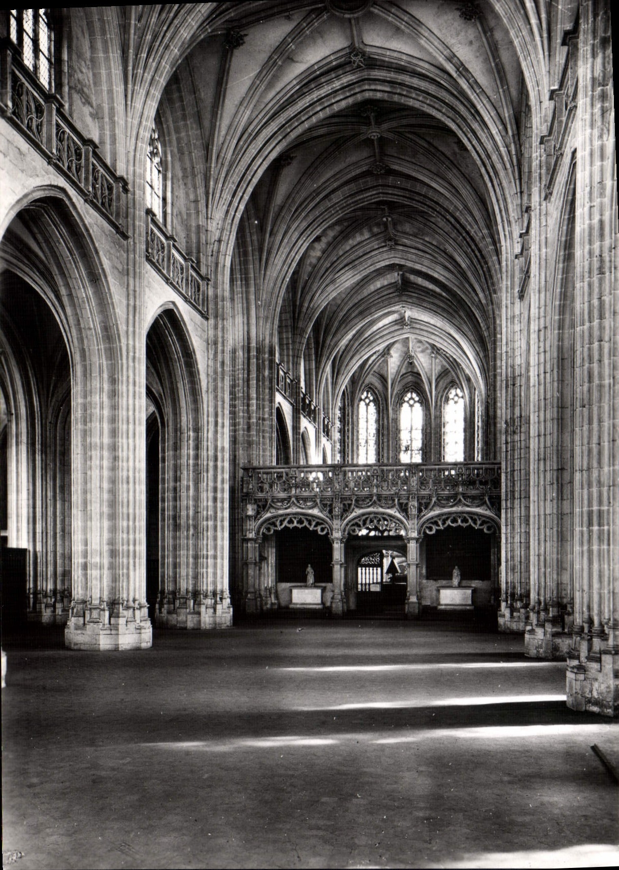 Bourg-en-Bresse (Ain) — Iglesia de Brou (principio del siglo XVI) — La Nef — Service Commercial Palais Historiques, París