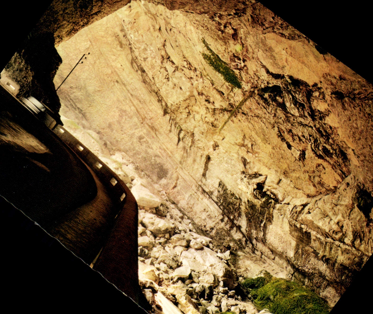 La grotte du MAS D'AZIL (Ariège) — 9/220 — Route et rivière traversant la grotte, débris morainiques dans le lit de l'Arize — Éditions Diplomome, Limoges