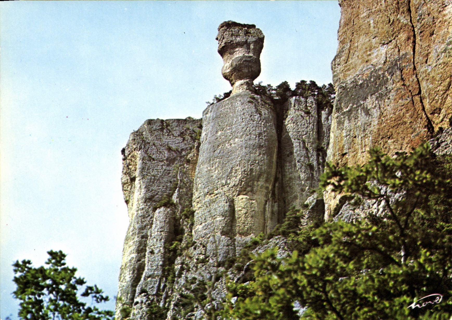 Embedded rock formation — Valley of the Jonte — Éditions NOVE, 79 avenue Novembre, Millau