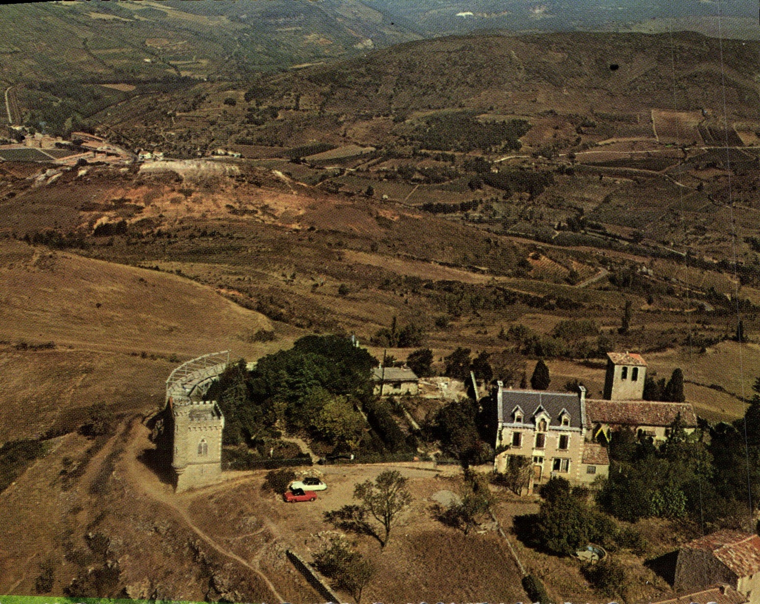 Rennes-le-Château — Hôtel La Tour et Couiza au fond — Éditions Saint Maur (94)