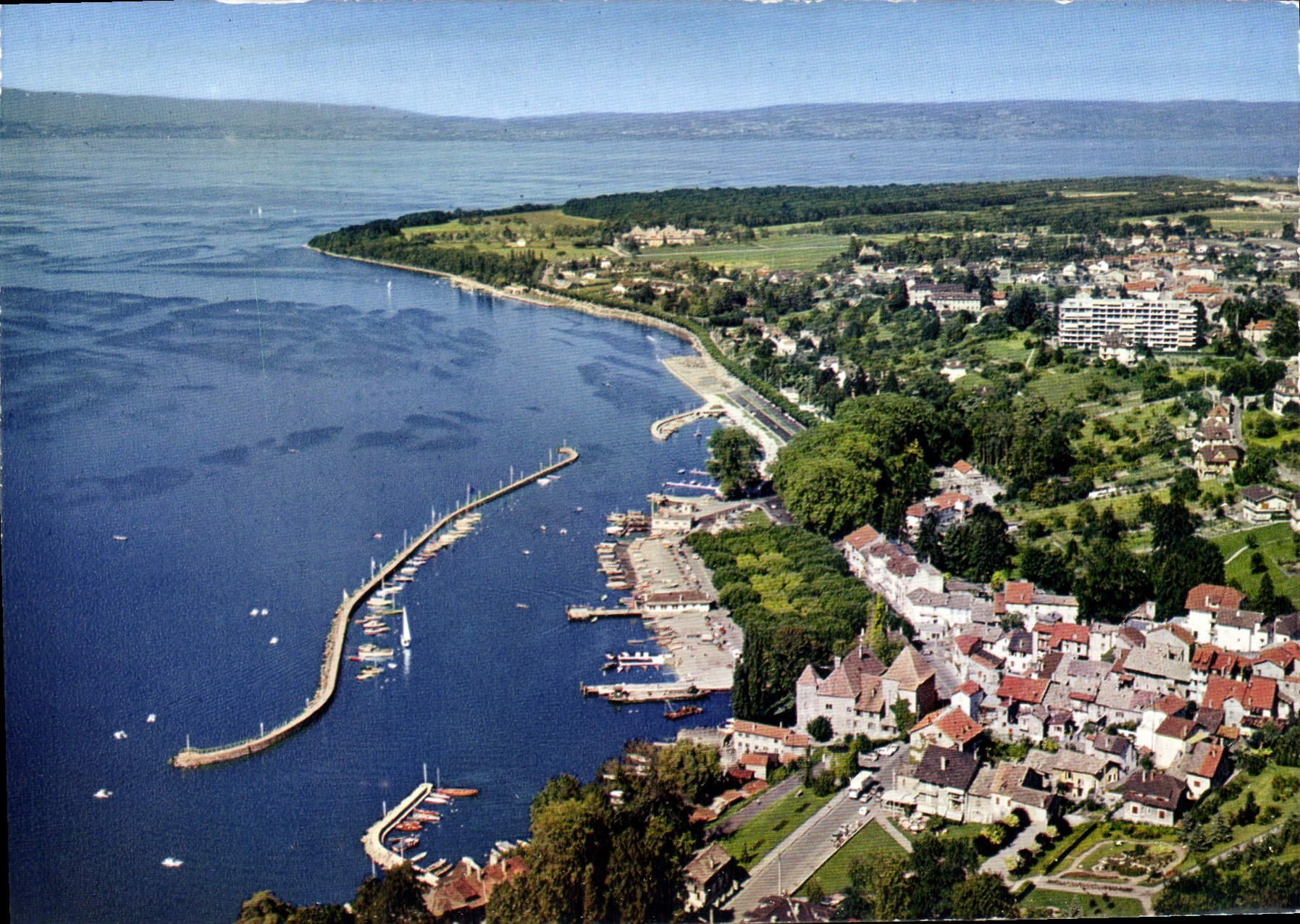 Thonon-les-Bains — Vue aérienne du port, de la pointe de Ripaille et de la rive suisse — Éditions Faubourauche