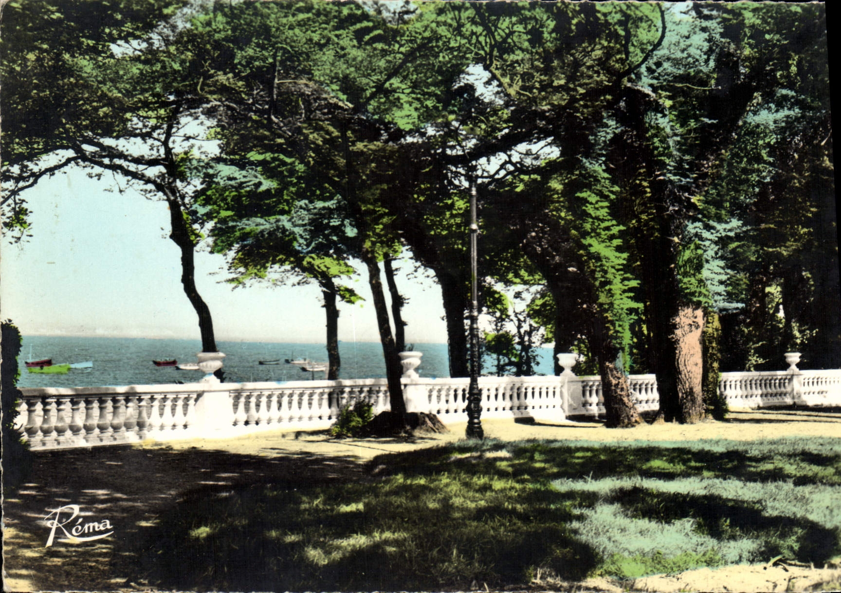 CPSM Beg Meil De la Terrasse du Grand Hotel vue sur la Mer 