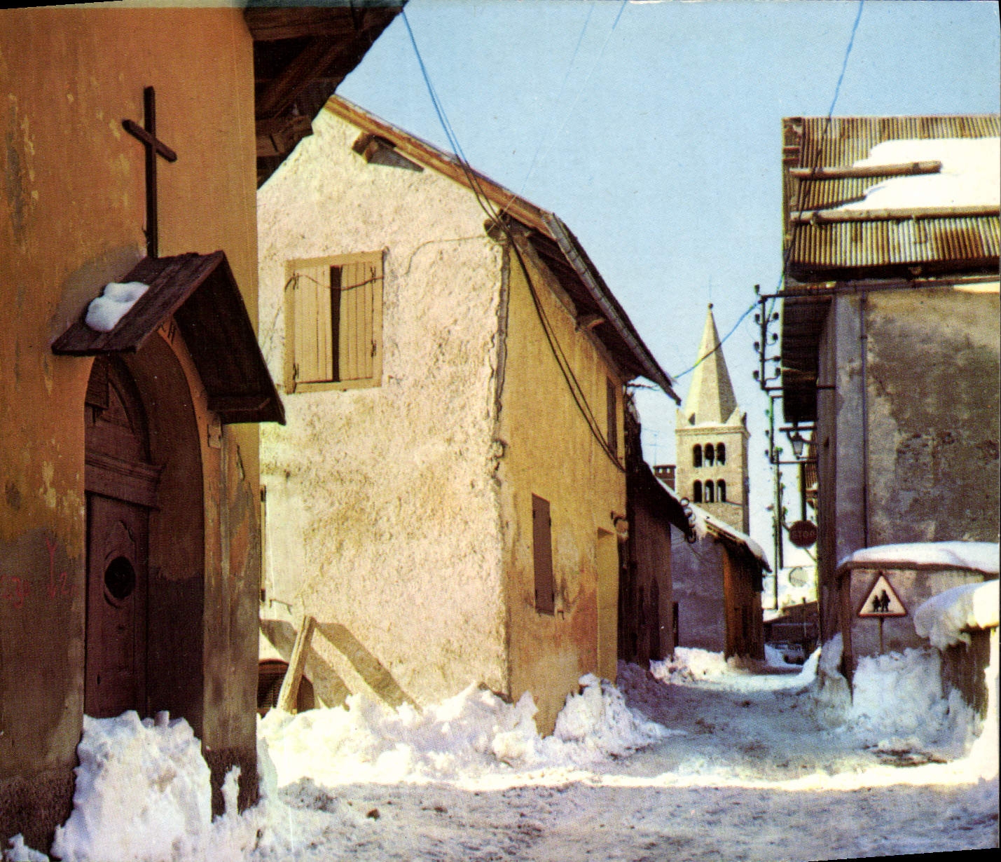 Montgenèvre (Hautes-Alpes) — vue hivernale avec église — Les Éditions J. OF (Bagnères)