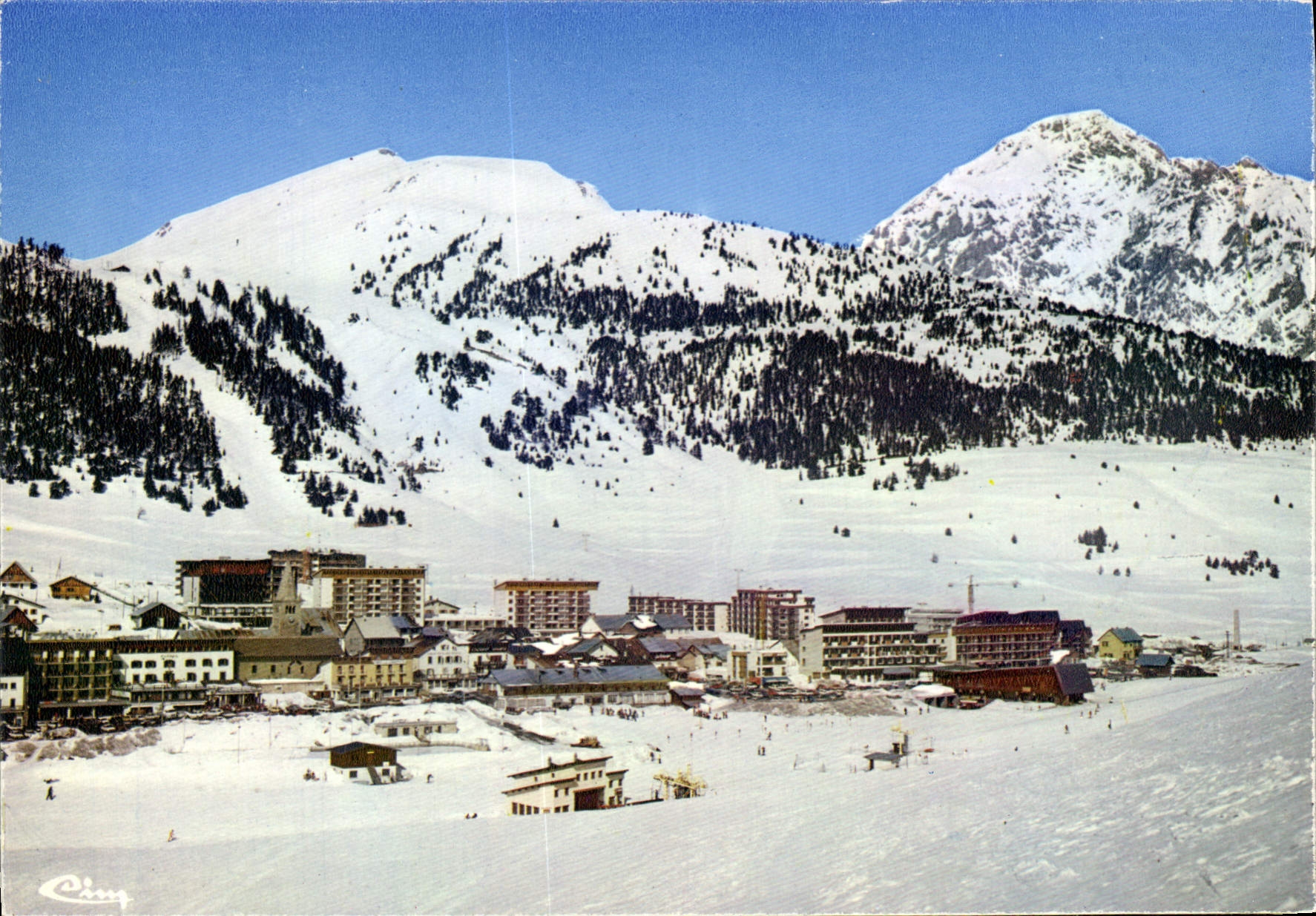 Montgenèvre (Hies-Alp.) — Vue partielle de la station — Imprimeur Combier, n° 3.20.77.0119