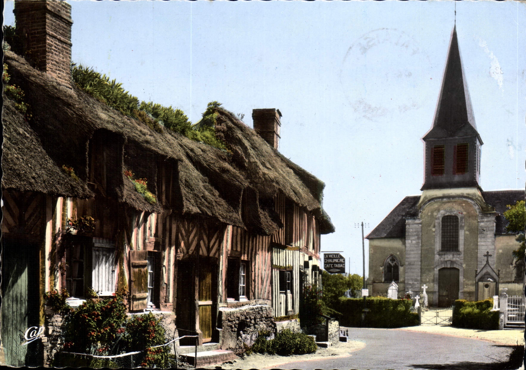La Velle Chaumière — Église et maisons à toit de chaume — Éditeur : 101 Cie des Arts Photographiques