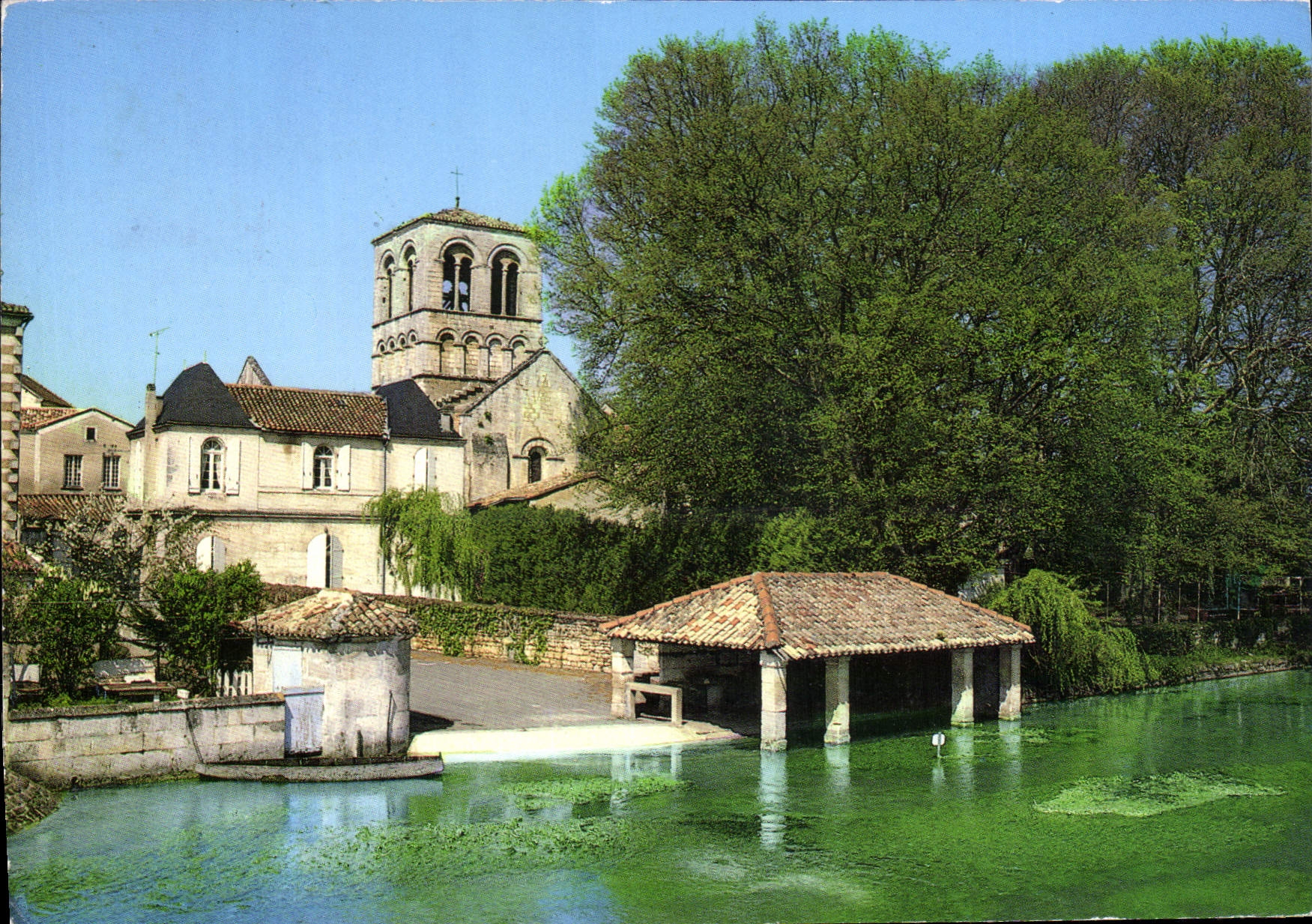 Magnac-sur-Touvre — Kirche des 11. Jahrhunderts und altes Waschhaus am Touvre — Artaud Frères