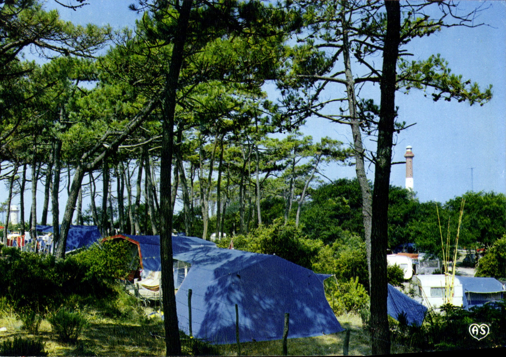 Le Clapet (Charente-Maritime) — Camp unter Kiefern mit Leuchtturm im Hintergrund — Verlag AFTAUD, Nantes