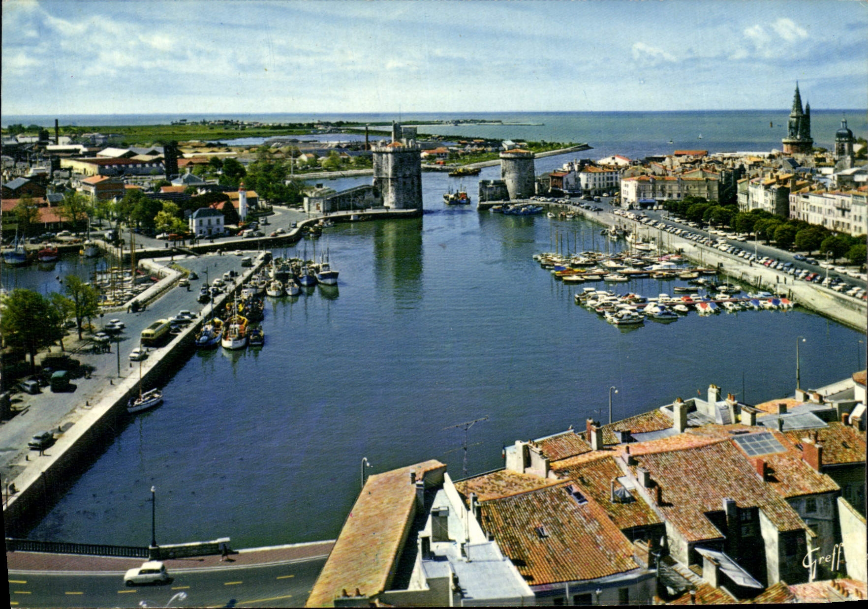 La Rochelle — Le grand bassin, la tour Saint-Nicolas et la tour des Quatre Sergents — Éditions GREFF, Paris