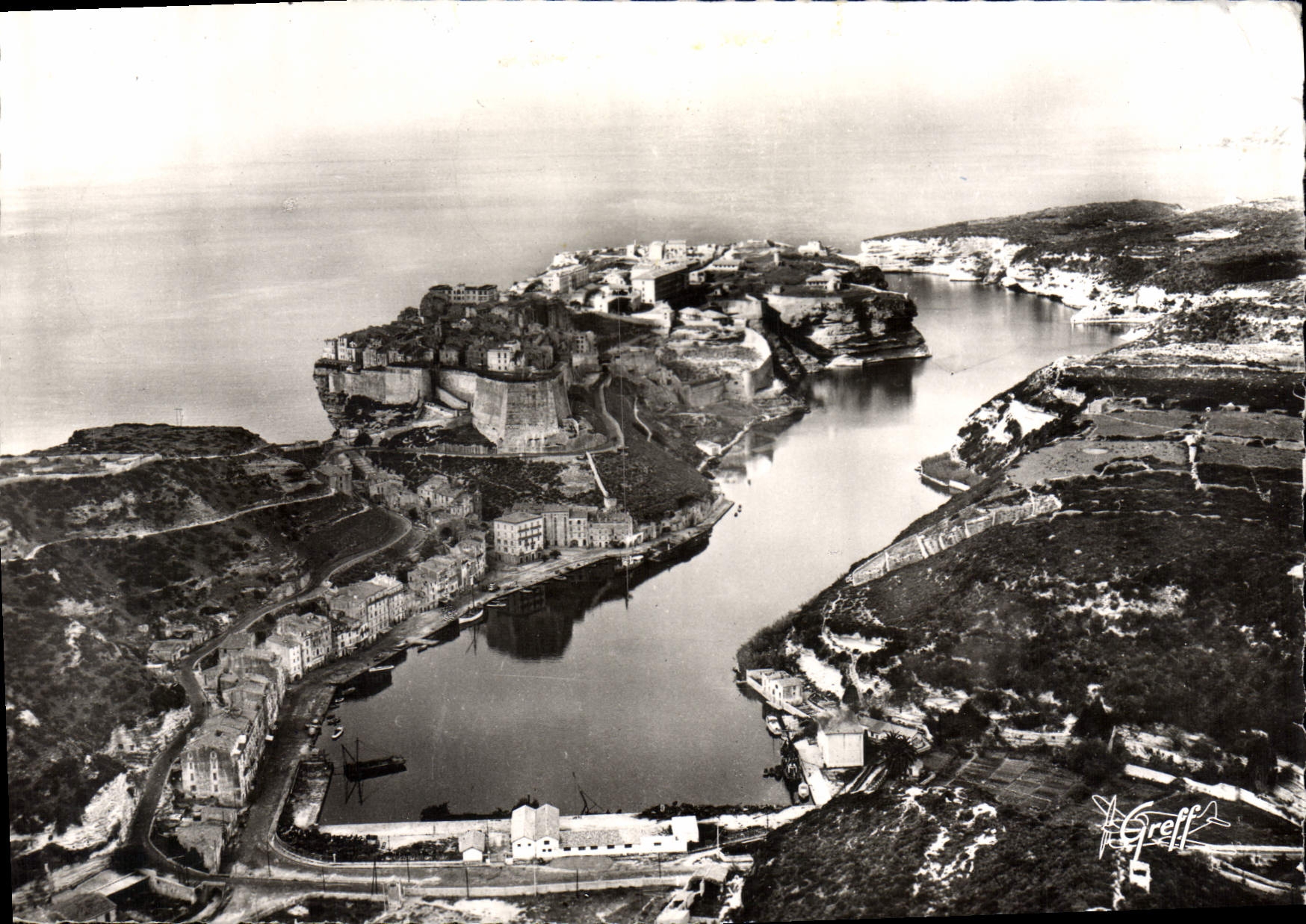 Bonifacio (Corse) — Vue aérienne. La Ville et le Port — Greff