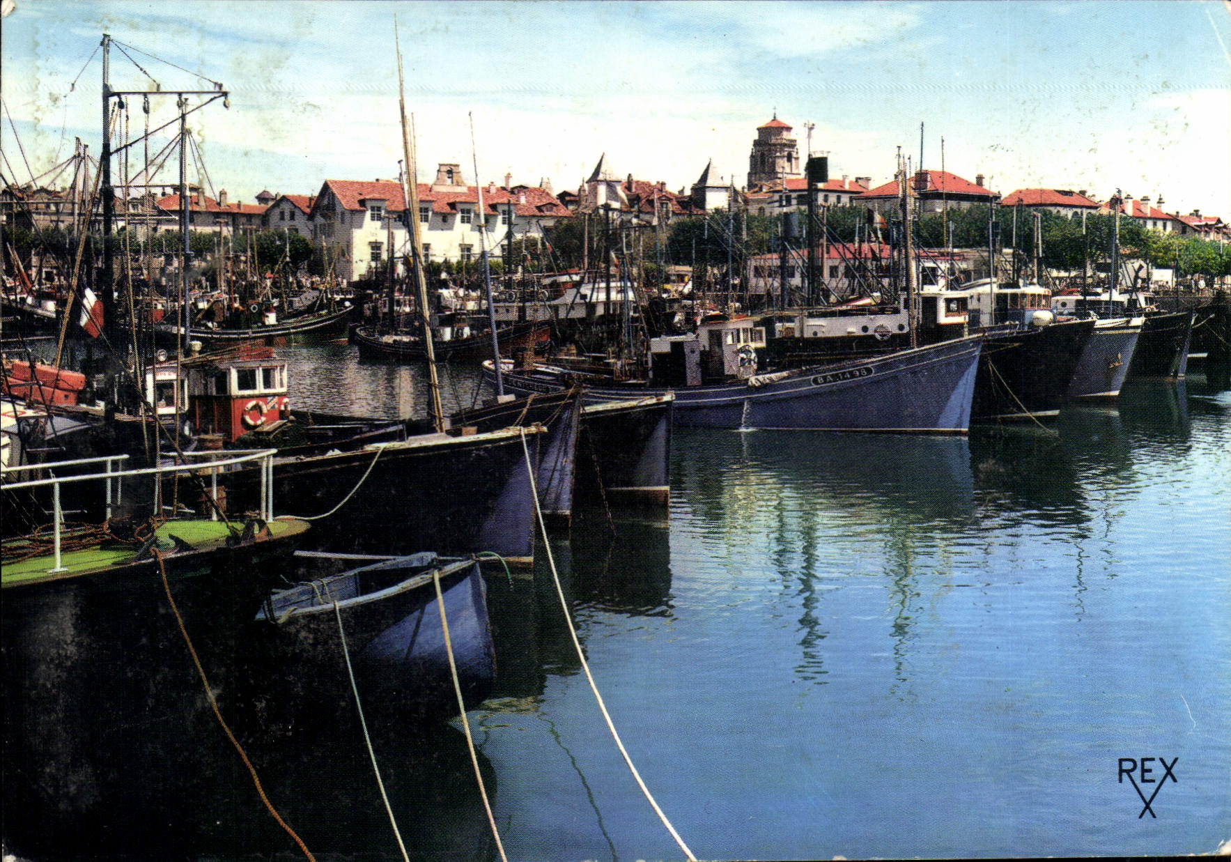 Port de St Jean de Luz — vue du port avec bateaux — éditeur REX