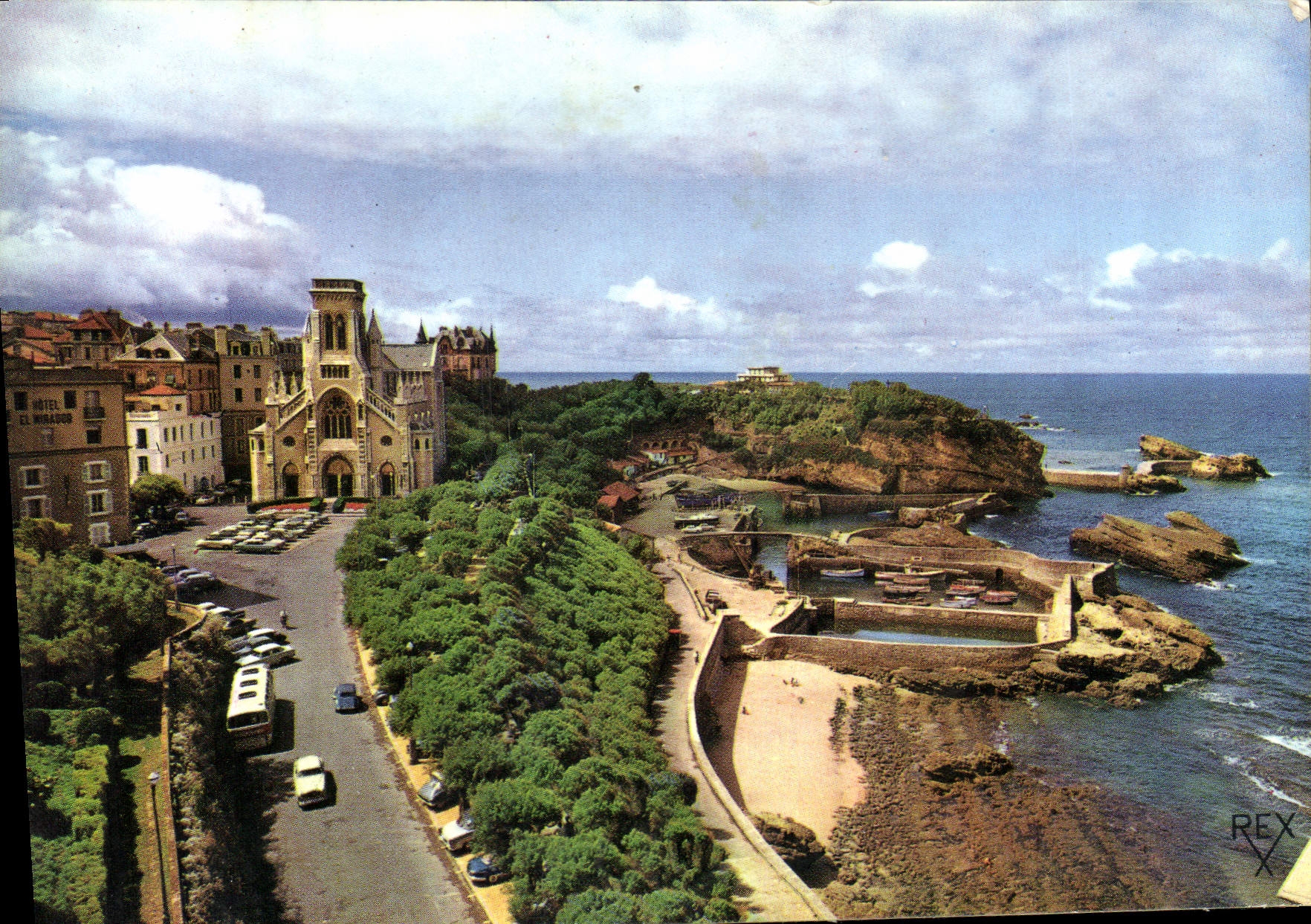 CPSM Biarritz B P L'Atalaye et le Port des Pocheurs A gauche l'Eglise St Eugenie 