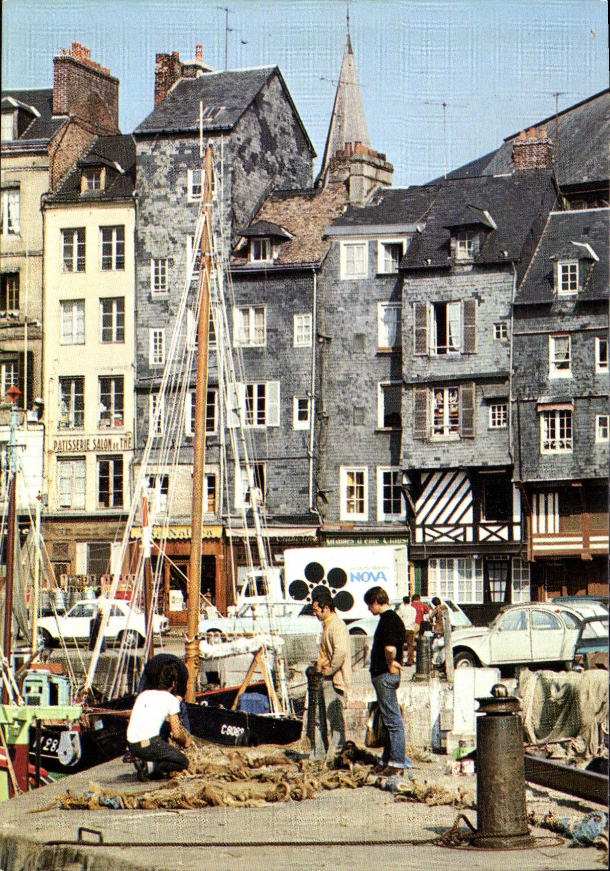 CPSM Sur l'Estuire de la Seine Honfleur Calvados Les Quais bordant le Vieux Bassin