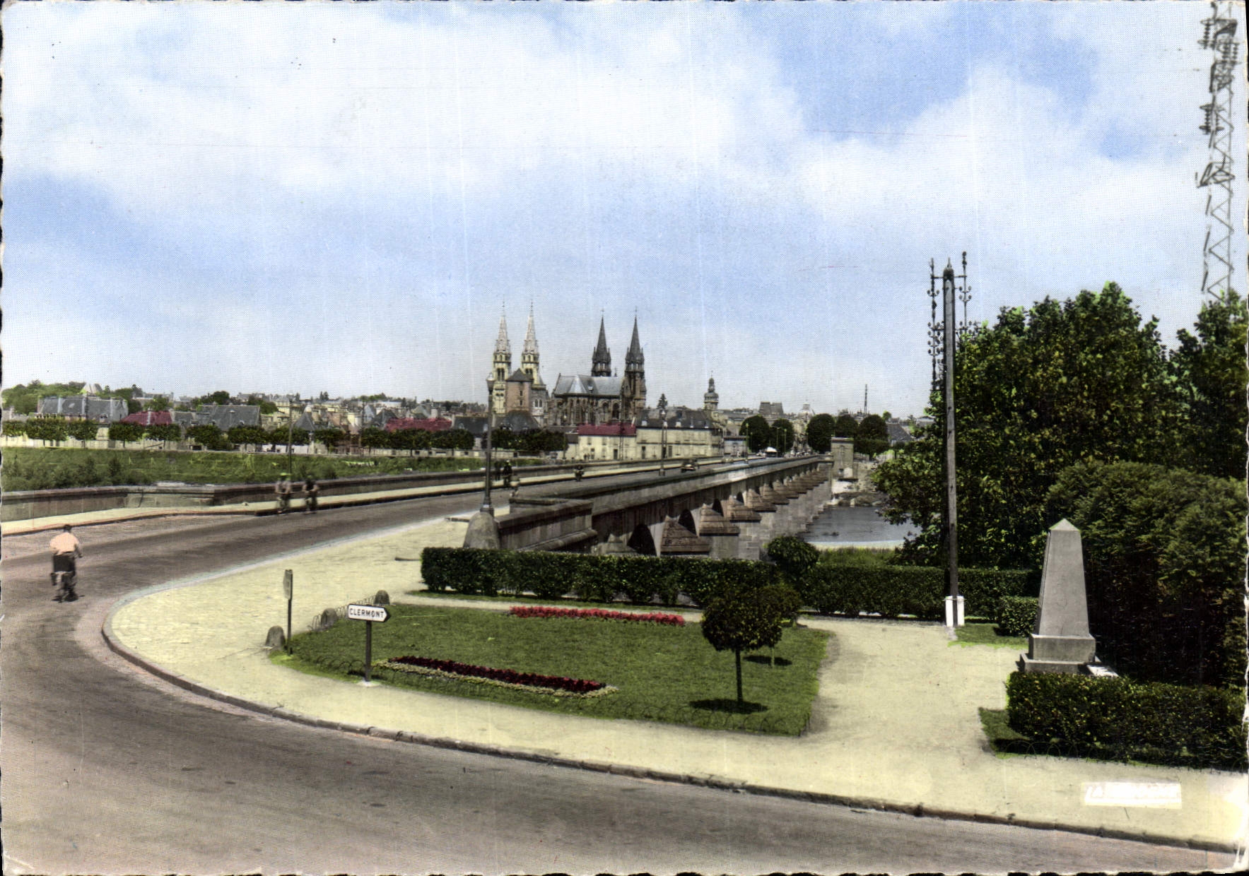 CPSM Moulins Allier Le pont Regenortes Vue de la Madeleine