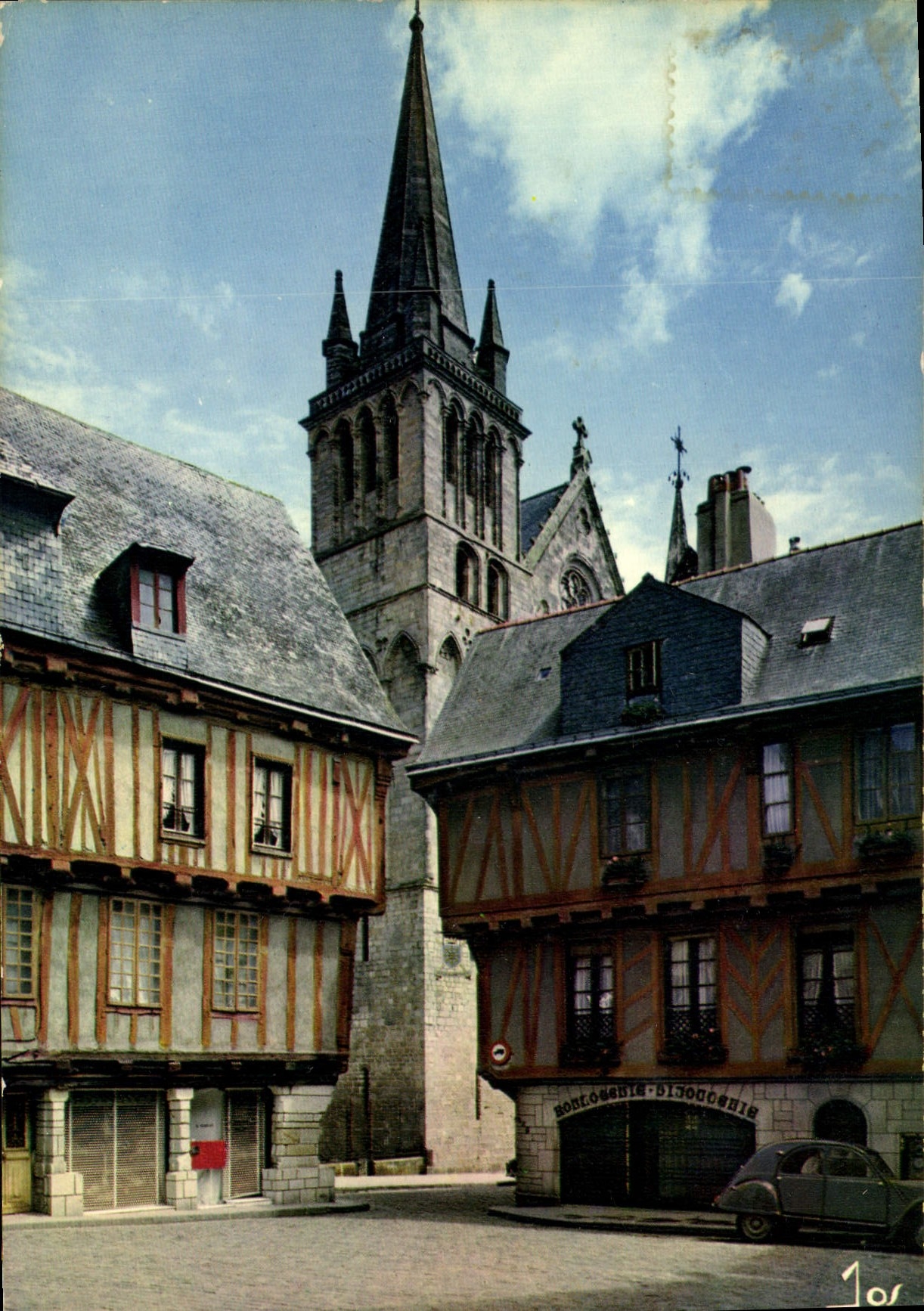 CPSM Le Bretagne en Couleurs Vannes Morbihan La place Henri IV et la Cathedrale