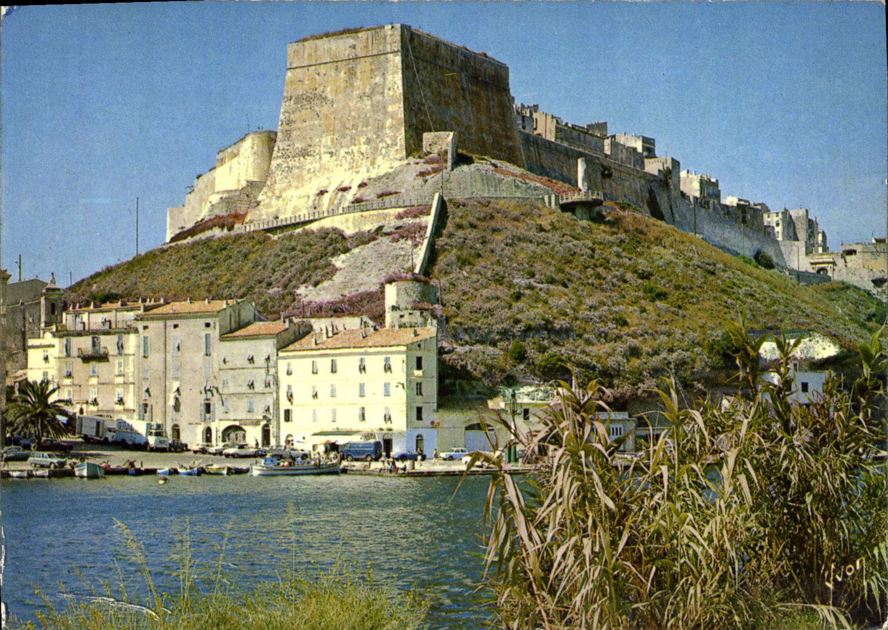 CPSM Couleurs et Lumiere de France La Corse oasis de Beaute Bonfacio La Citadelle massive domine le
