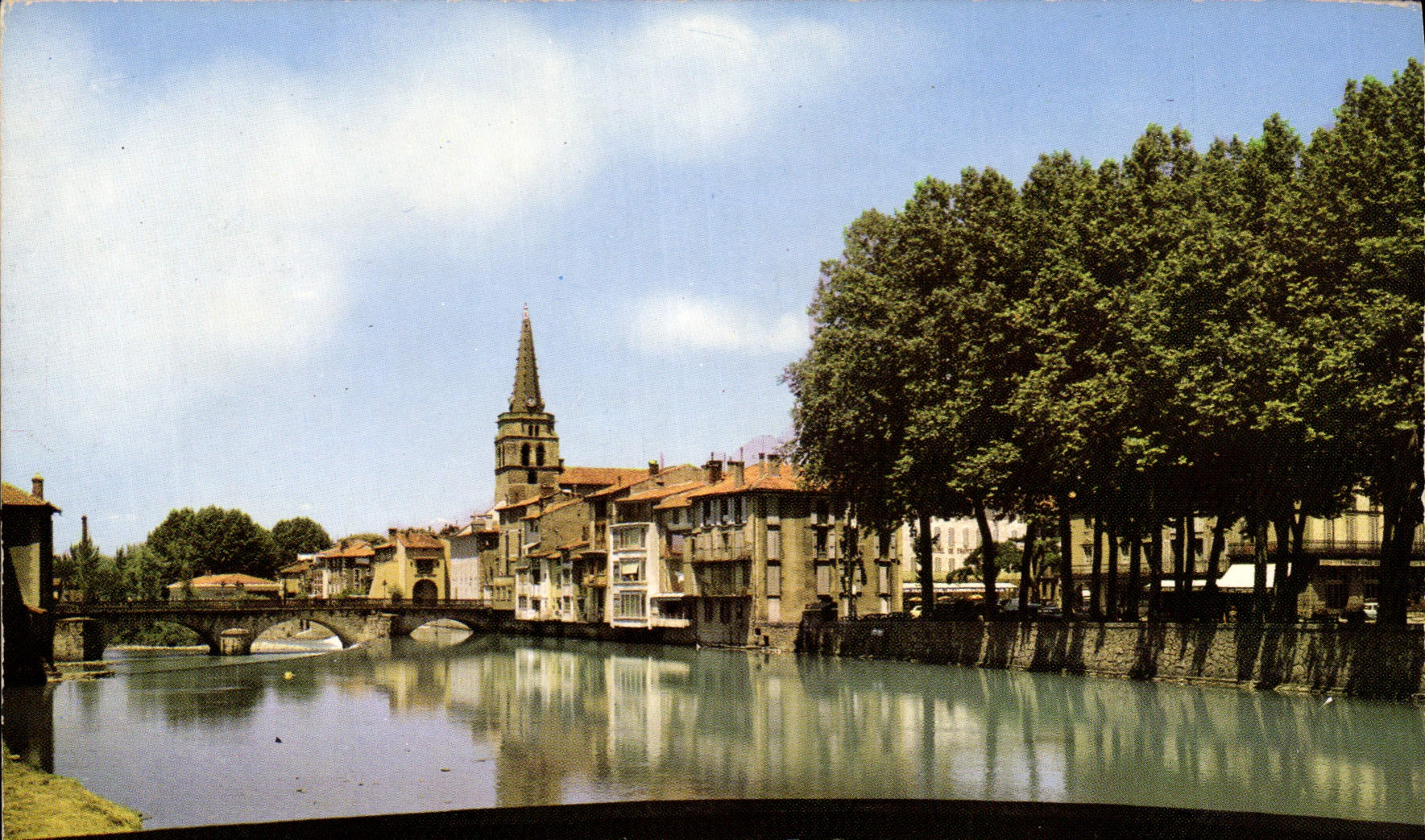 CPSM Saint Girons Ariege Le Salat traversant la Ville Au fond le Pont et l'Eglise 