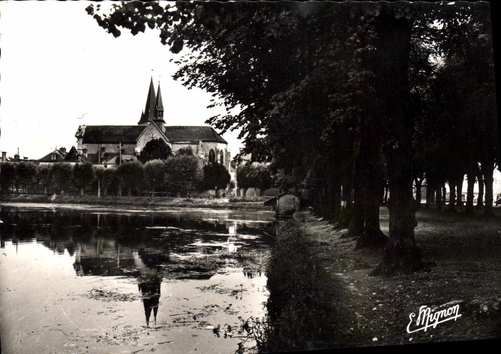 CPSM Bar sur Aube Promenade de Mathaux et l'Eglise Saint Maclou 