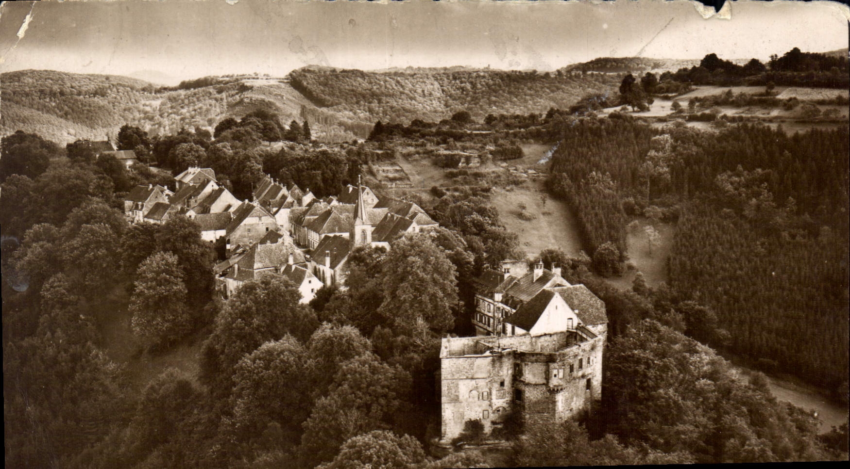 CPSM La Petite Pierre Bas Rhin Vue aerienne sur le Chateau 