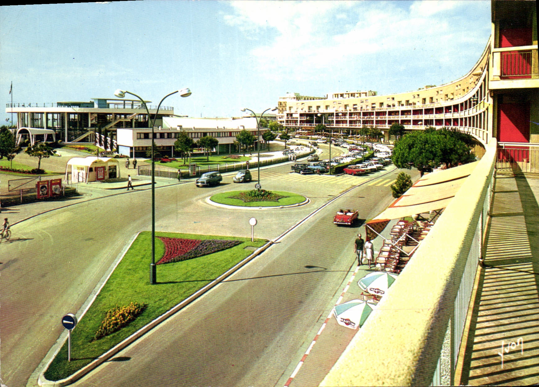 CPSM Couleurs et Lumiere de France La Cote de Beaute Royan Charente Maritime Le Casino et le Front d