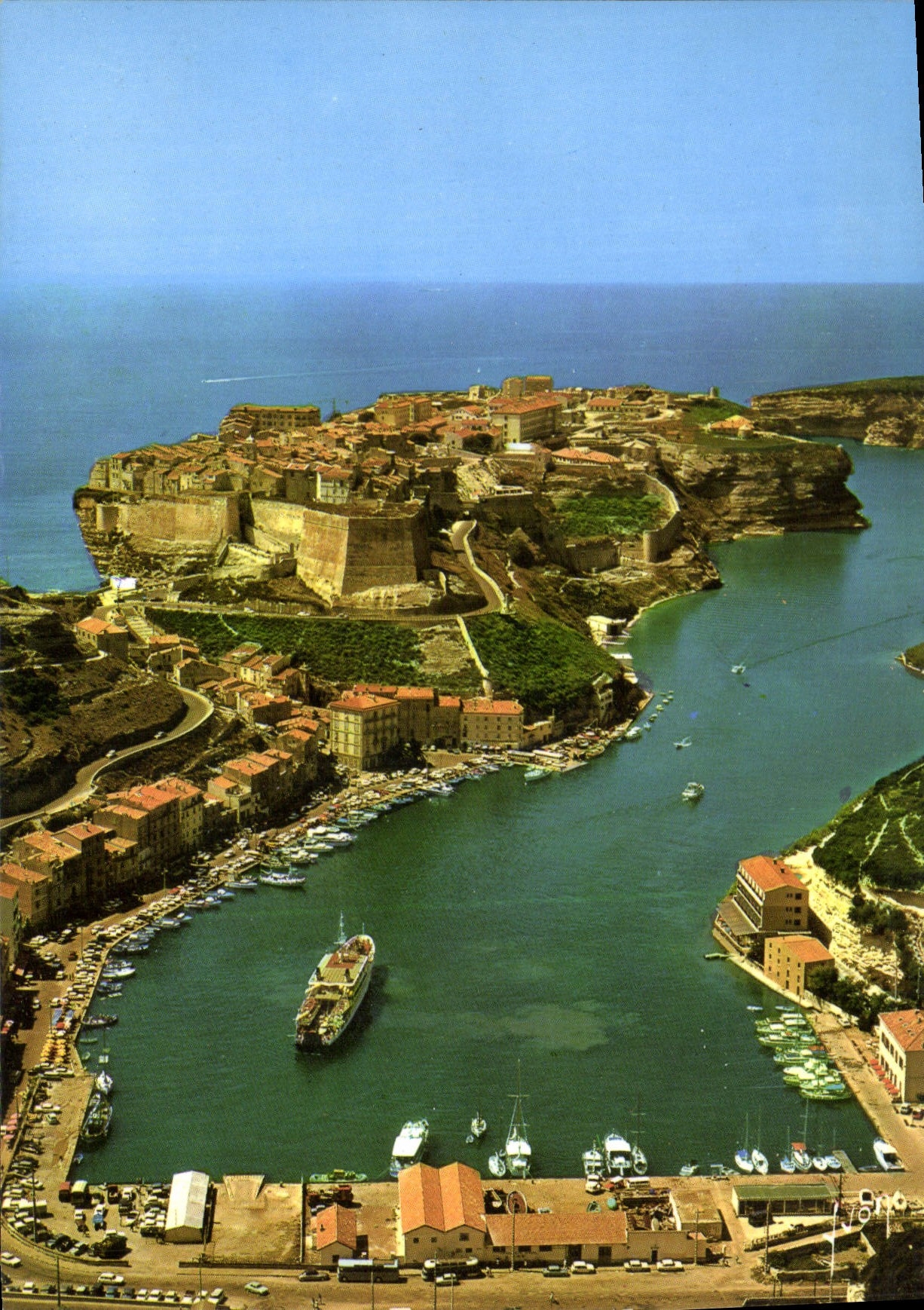 CPSM Couleurs et Lumiere de France La Corse Oasis de Beaute Bonifacio Vue d'ensemble des Quais et du