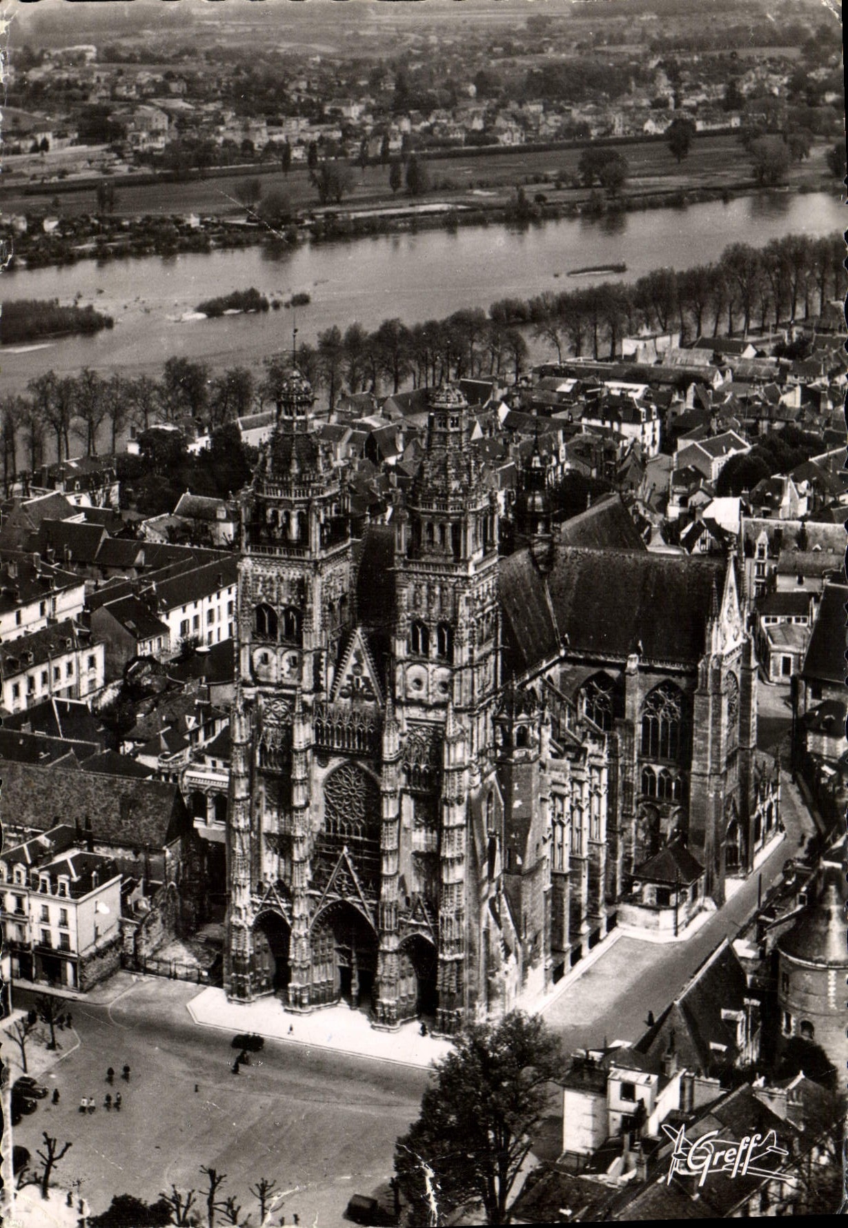 Tours (Indre-et-Loire) — Vue aérienne de la cathédrale et de la Loire — Editions GREFF