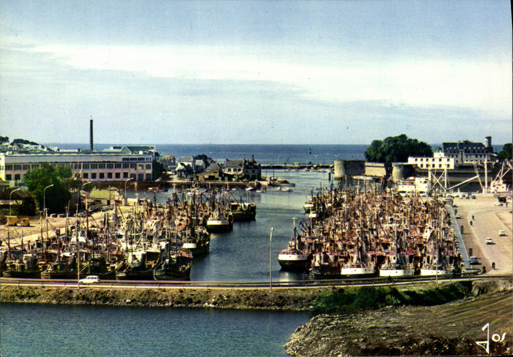 Concarneau (29-S.) — Les chalutiers dans le port — Éditions d'Art JOS