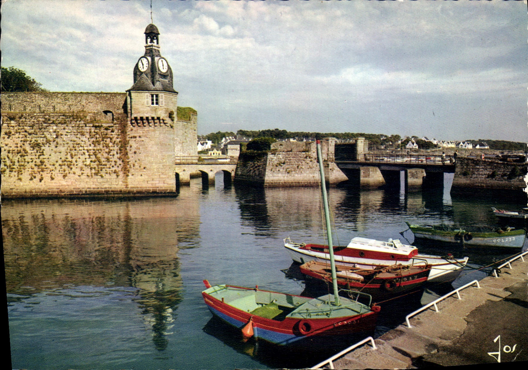 CPSM La Bretagne en Couleur Concarneau Sud Finistere entree de la ville Close 