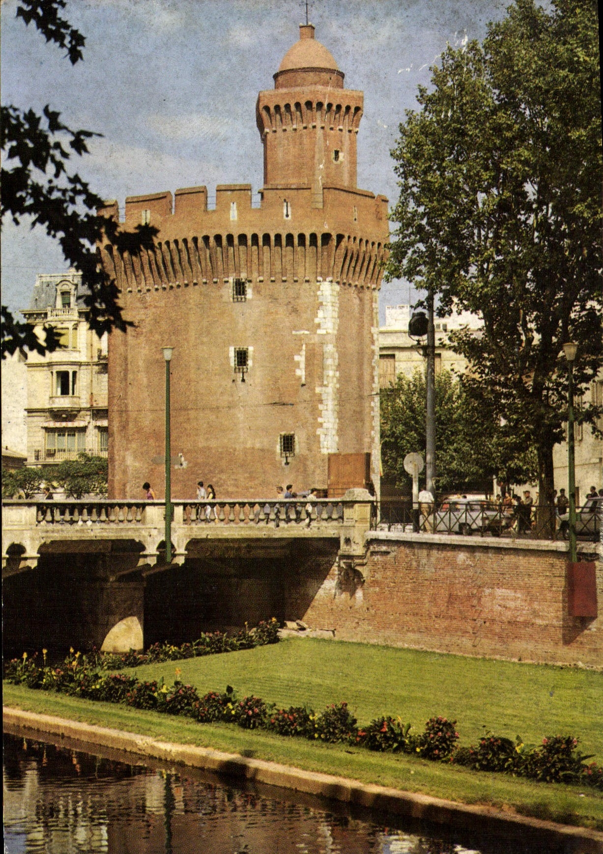 CPSM Perpignan Pyrenees Orientales la Basse et ses Quais au Castillet 