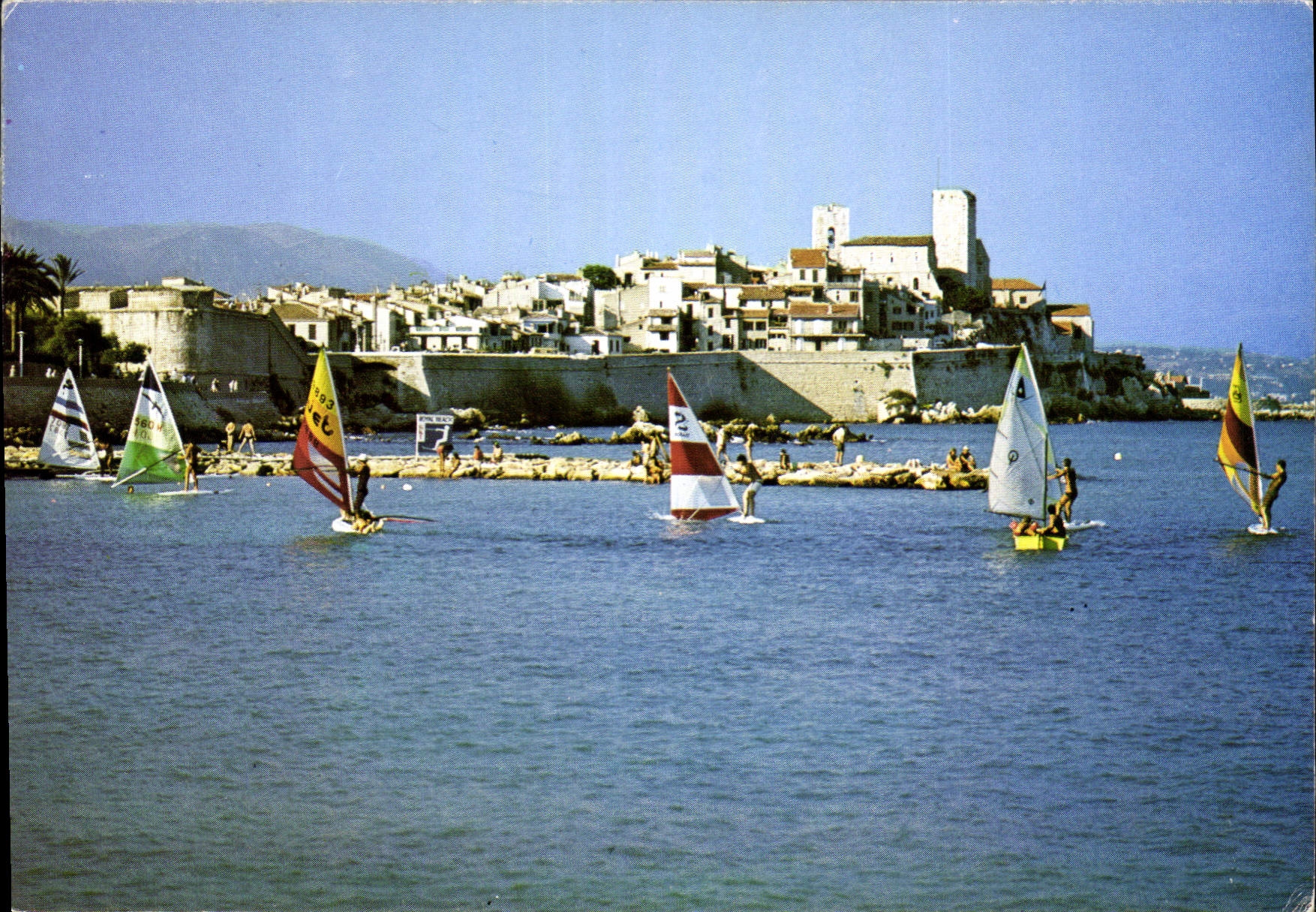 Antibes — Planches à voile devant les remparts et la vieille ville — ELBE éditions