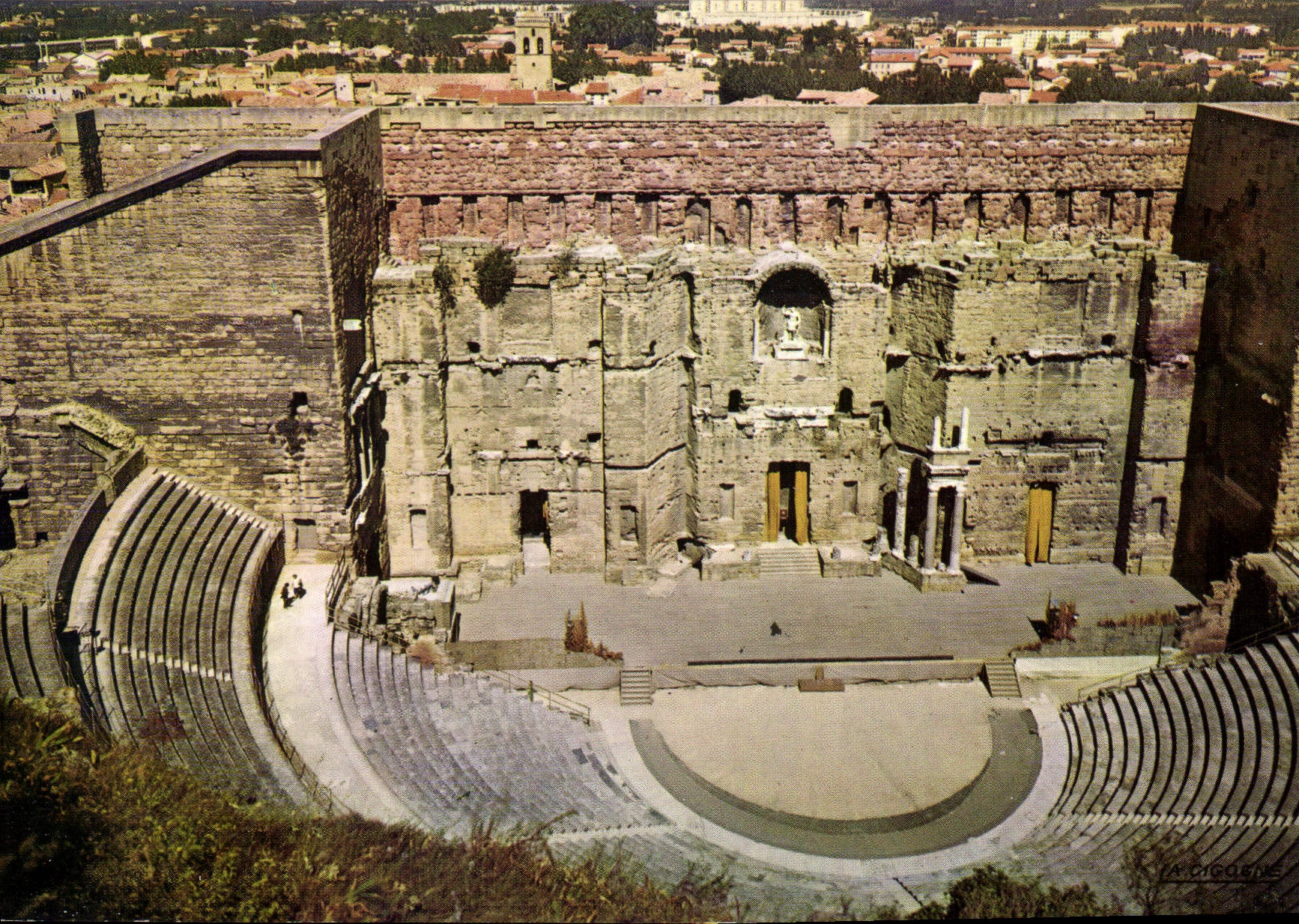 Orange (Vaucluse) — Intérieur du théâtre antique et la ville — A. Cigogne