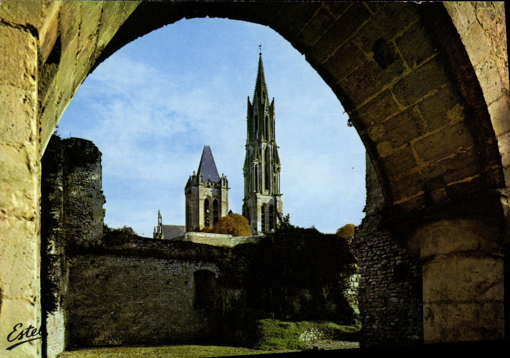 Senlis — Cathédrale vue des ruines — Estel