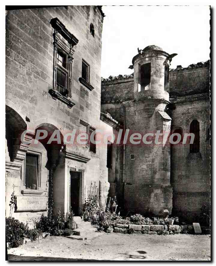 CPSM Les Baux de Provence B du Rh l'entree de l'hotel des Porcelets la Lanterne des Morts et chapell