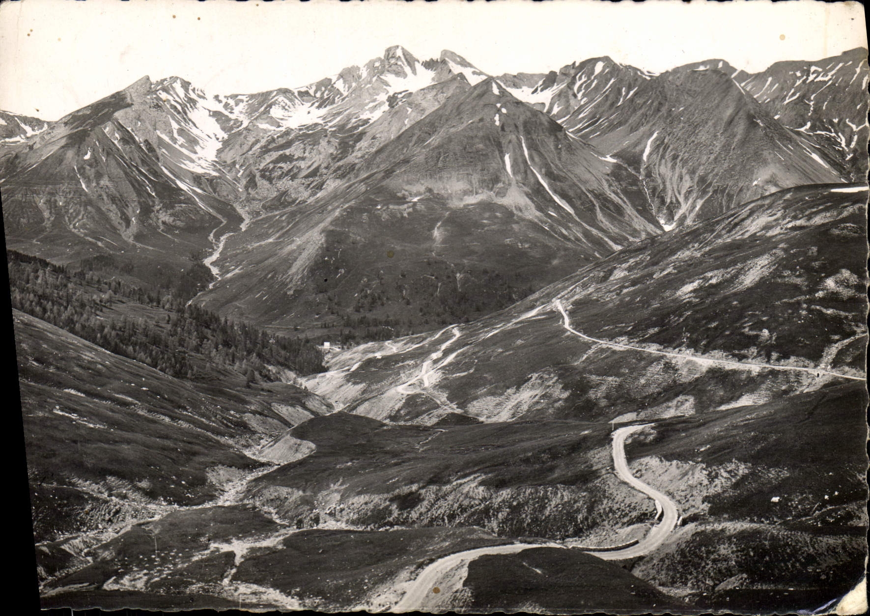 La Route des Grandes Alpes — Col d'Allos (B.-A.) Alt. 2250 m — Reproduction Interdite