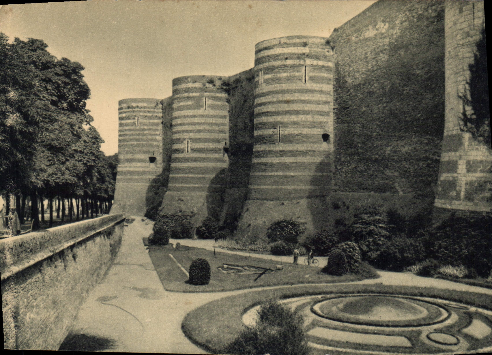 CPSM Angers M et L Remparts et anciennes douves du chateau transformees en jardin 