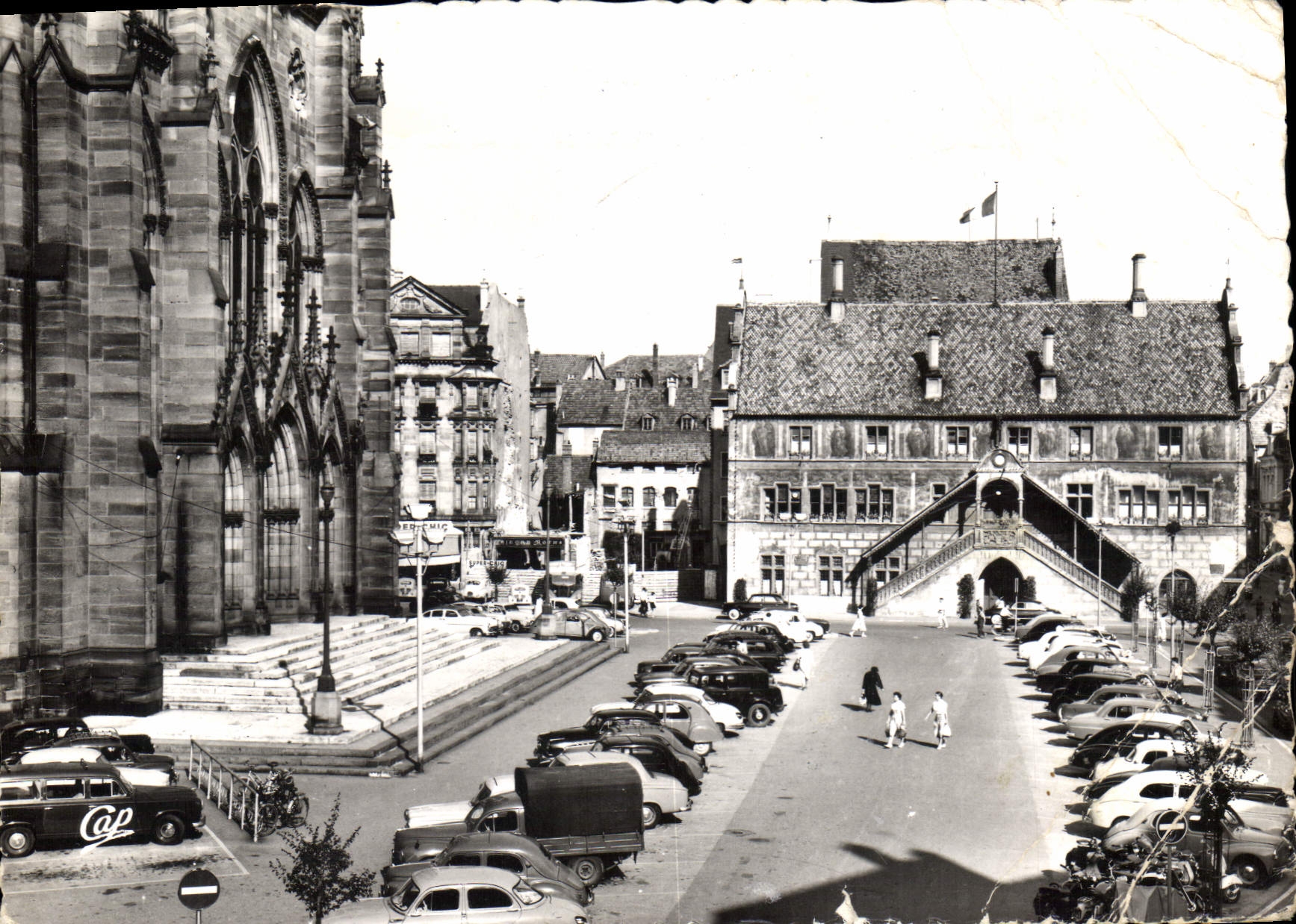 Place de la Réunion et l'Hôtel de Ville — Mulhouse — éditeur 'CARREFOUR TOURISTIQUE'