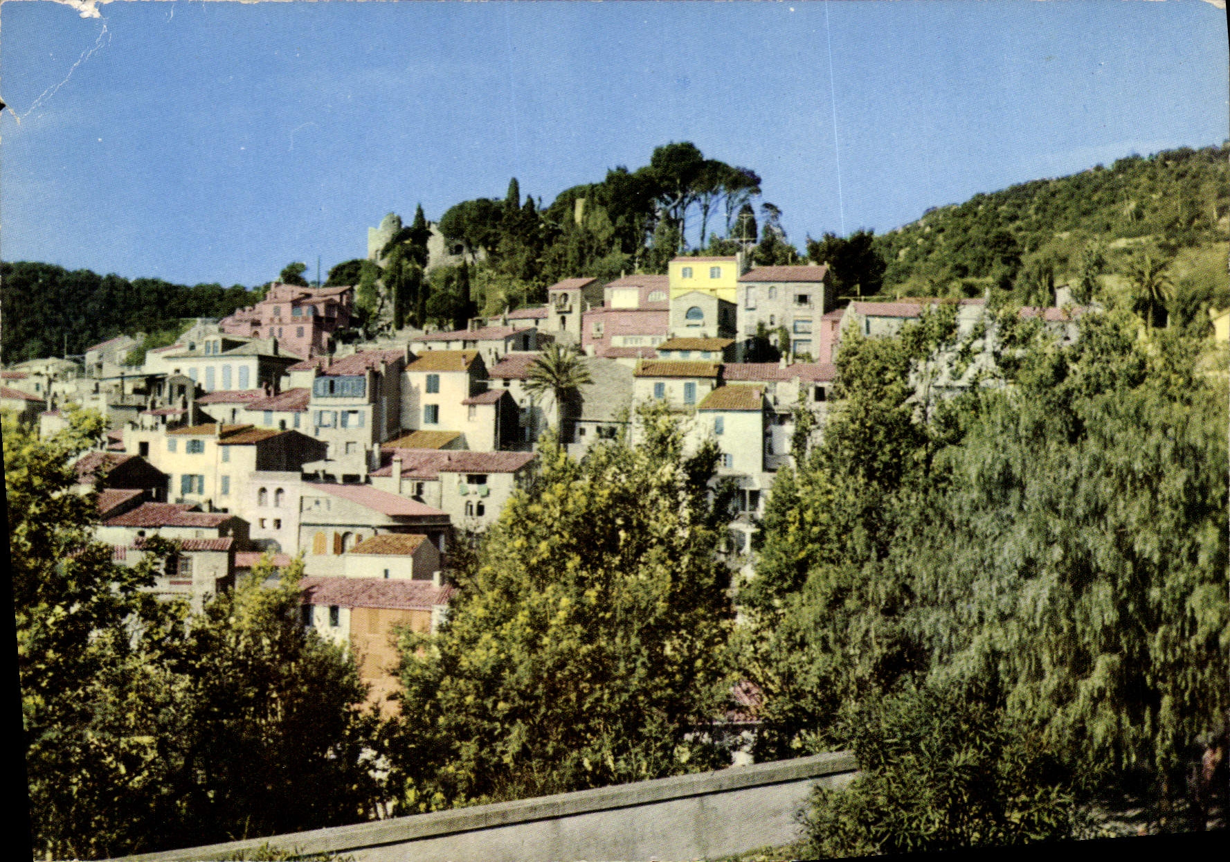 Bormes-les-Mimosas — Vue générale du vieux village — CIM (S.-et-L.)