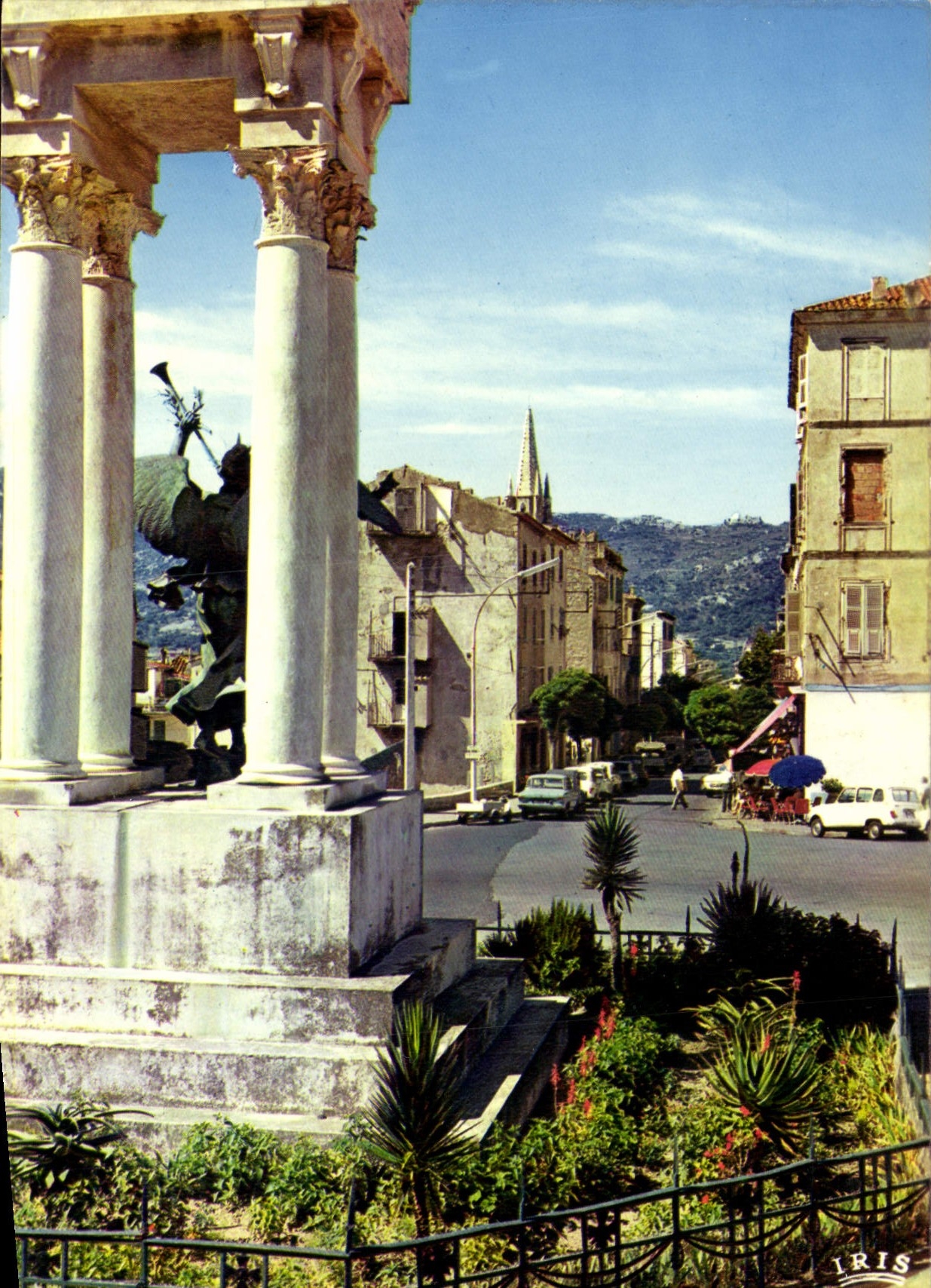 Calvi (Corse) — Le monument aux Morts et le cours Wilson — Éditions 'La Girouette'