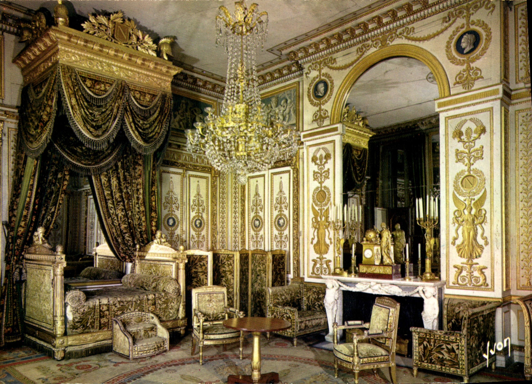 Halfmoderne ansichtkaart Kleuren en Lichten van Frankrijk Kasteel van Fontainebleau Seine en Marne Slaapkamer van de Keizer