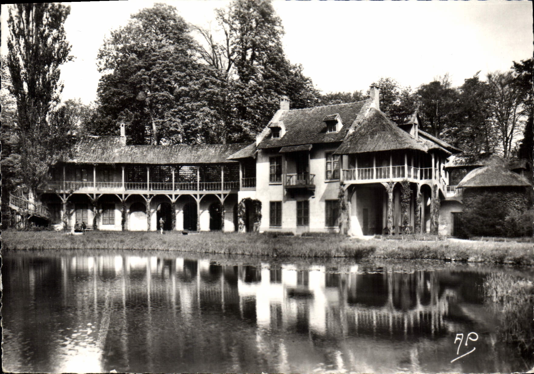 Le Petit Trianon — Versailles (Seine-et-Oise) — Les Editions d'Art A.P. H.